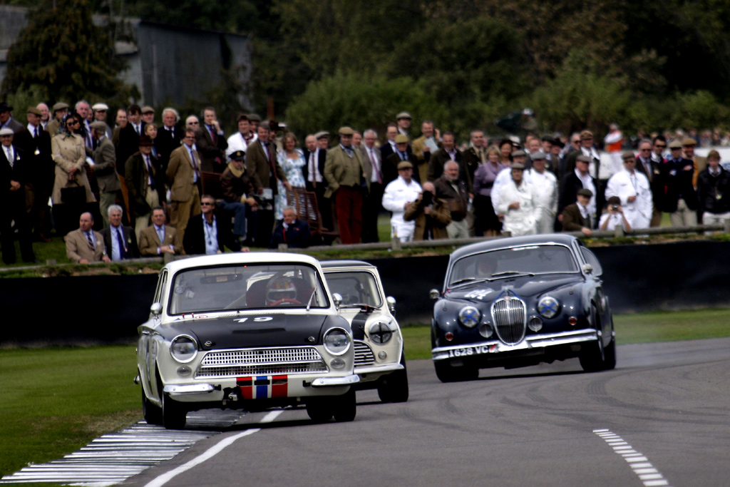 Tom K i Cortinaen forrest i nærkamp med Darren Turner i Minien. De tre herrer i billedet leverede en af de mest spekatulære dyster under hele Goodwood Revival under St. Mary's Trophy.
(Foto: TomKristensen.com)